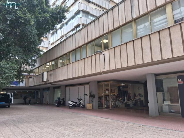 ZONA JAIME ROIG  local comercial de 149 m2 con salida a 2 calles peatonales, muy luminoso, aseo