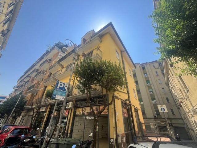 Zona Vestuti Ampio locale di 42 mq con ben 3 vetrine fronte strada