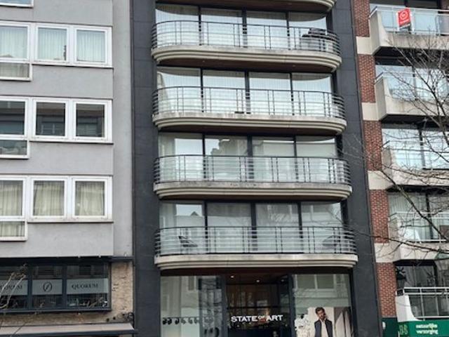 Zonnig, 9 m breed appartement te koop