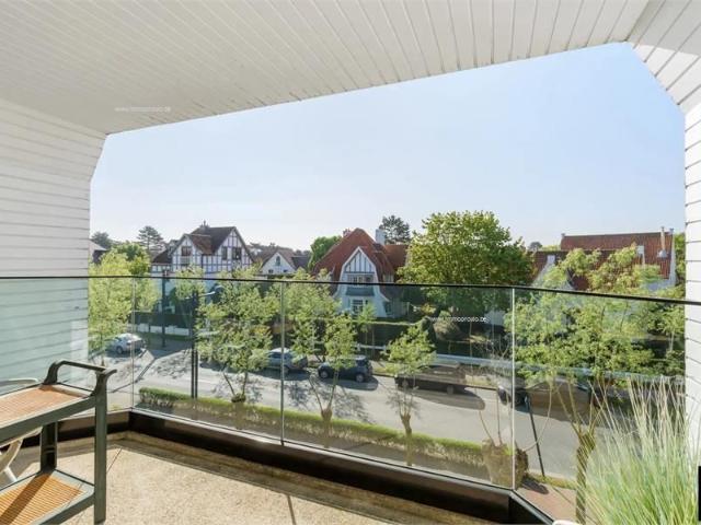 Zonnig appartement met groot zuidgericht terras en open uitzicht op groen, centraal gelegen [Elizabetlaan Knokke]