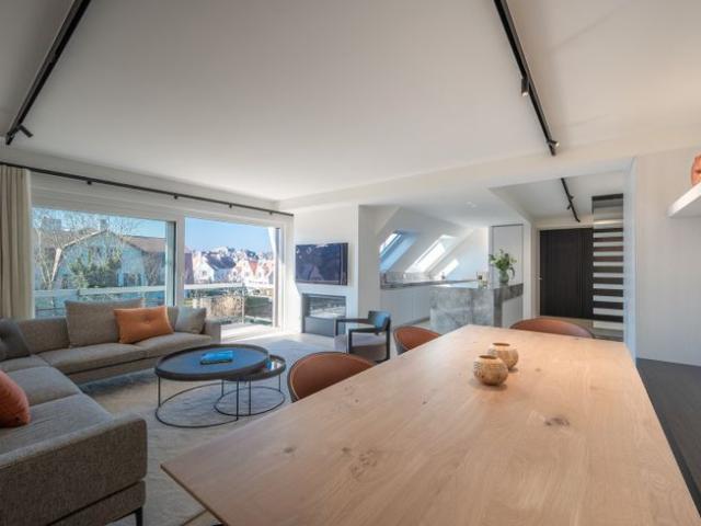Zonnig gerenoveerd appartement met zuidwestgericht terras.
