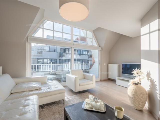 Zonnig en ruim duplex appartement met zuidgericht terras gelegen in de Zoutelaan te Knokke
