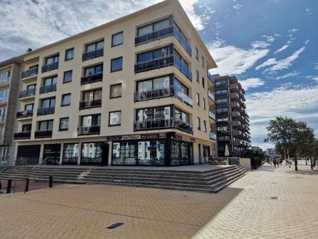 ZONNIG HOEKAPPARTEMENT MET ZIJDELINGS ZEEZICHT EN TWEE RUIM