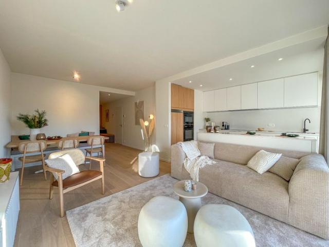 Zonnig, luxueus afgewerkt appartement met zeezicht op het V