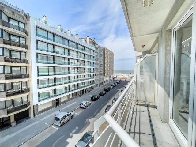 Zonnig, volledig gerenoveerd en ongemeubeld appartement gelegen in de buurt van het Rubensplein met zijdelings zeezicht