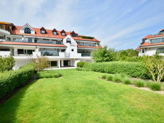 Zonovergoten tuin appartement met groot terras en prachti.