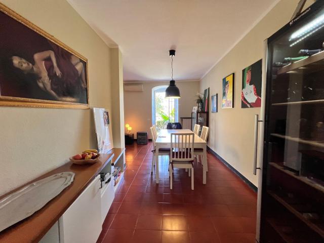 Zoagli: Cornice per Sant'Ambrogio proponiamo in esclusiva, in piccolo contesto di soli tre appartamenti splendido appartamento su due livelli con vista mare, immerso nella tranquillità e dotato di giardino privato e posto auto, in locazione contratto 4+4