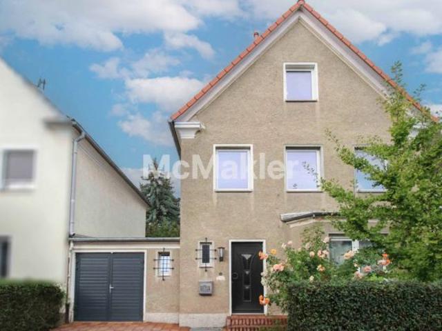 Zögern Sie nicht: Umfassend renoviertes Einfamilienhaus samt Garten, Garage und 2 Freistellplätzen