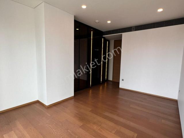 Zorlu Center'da Geniş Balkonlu Kiralık 2+1 Kapalı Mutfak