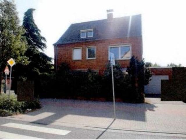 Zwangsversteigerung: Einfamilienhaus mit zwei Garagen in Grevenbroich