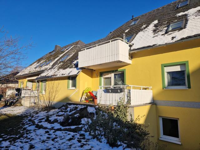 Zwei Mehrfamilienhäuser in grüner Lage
