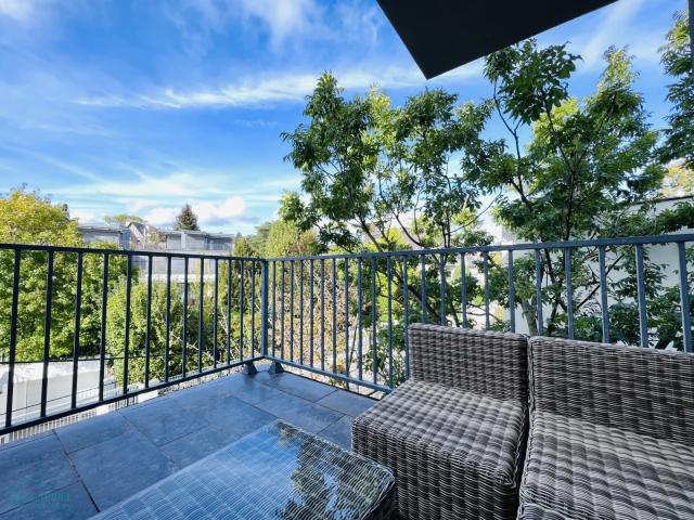 ZWEI BALKONE CHARMANTE UND HELLE DACHGESCHOSSWOHNUNG IN PÖTZLEINSDORF