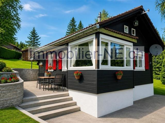 Zwei Chalets auf einem großen, sonnigen Grundstück