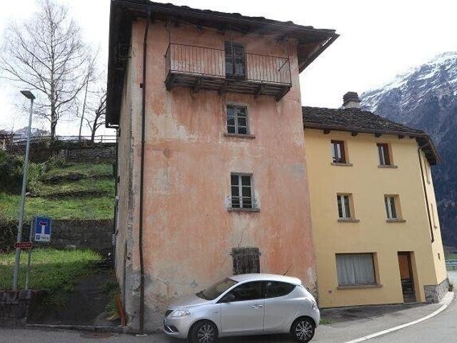 zwei Dorfhäuser mit grossem Umschwung / two houses in the core with large garden