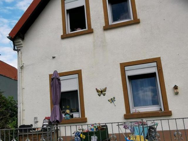 Zwei Einfamilienhäuser mit großem Grundstück