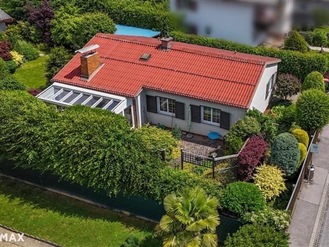 Zwei Einfamilienhäuser auf großzügigem Grundstück in sonniger Lage