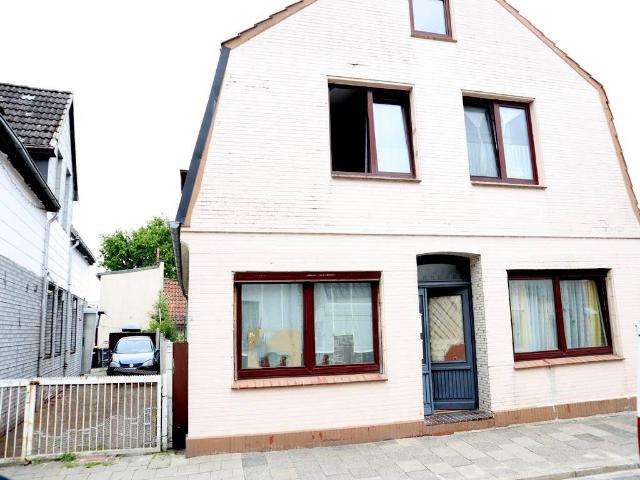 Zwei Familienhaus mit 9 Zimmern und Grundstück in gesuchter Lage Ideal für Handwerker