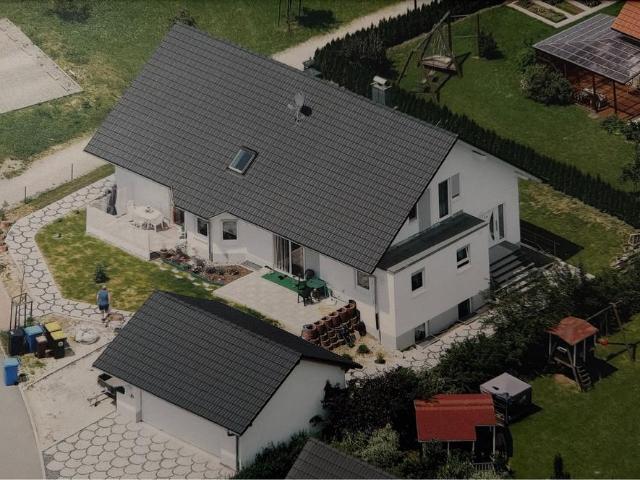 Zwei Familienhaus mit Doppelten Garage und Elektro Sauna