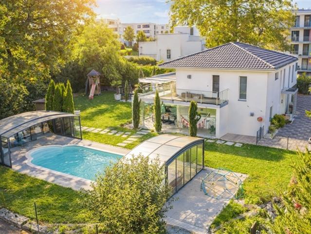 ZWEI GENERATIONEN, EIN ZUHAUSE MEHRGENERATIONENHAUS MIT POOL