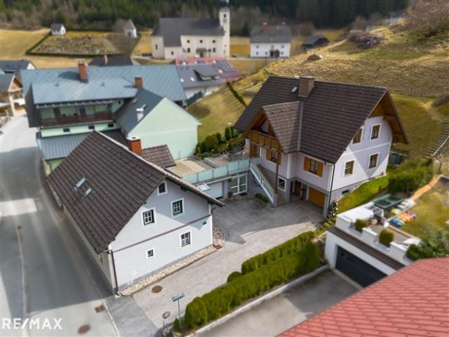 Schönes Einfamilienhaus mit kleinem Geschäftslokal und zusätzliches Auszugshaus