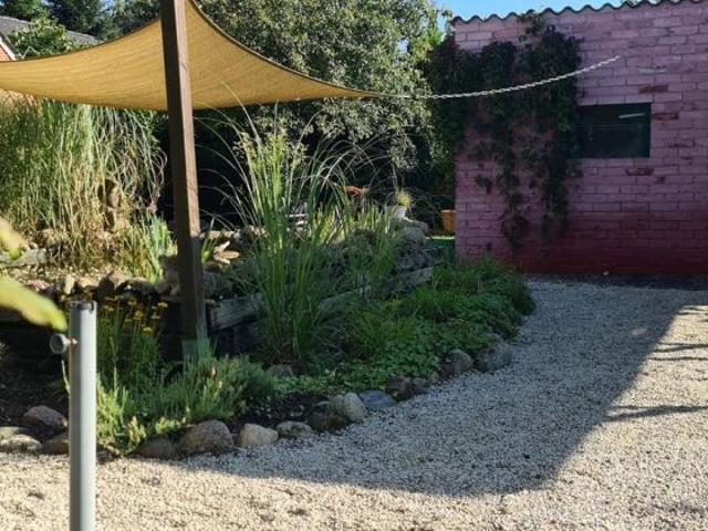 Zwei Häuser – 1.416 m² privates Garten Paradies | Blockhaus Joker | H Gas