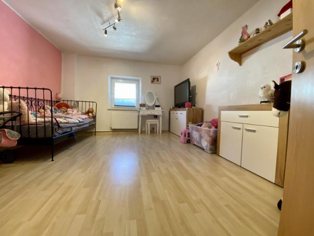 Zwei separate Wohnungen im Generationshaus + Möglichkeit zum Ausbauen, Garage, Autoabstellplätze und viel Platz im wunderschönen Götzens!