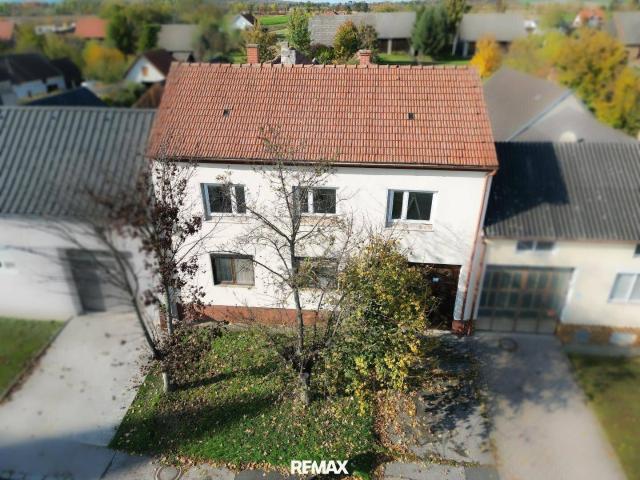 Zwei Wohnbereiche unter einem Dach – großes Haus mit Garten & Nebengebäuden
