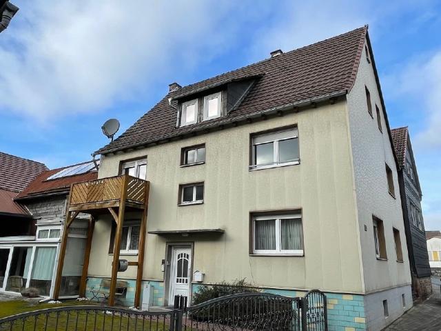 Zweifamilienwohnhaus mit Nebengebäude in Allendorf Rennertehausen