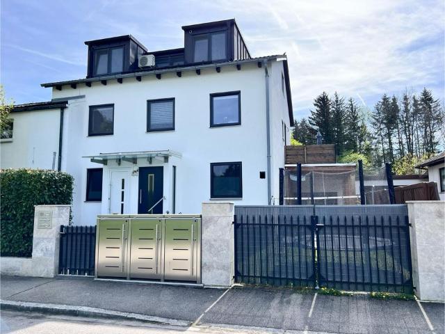 Zweifamilien bzw. Einfamilienhaus direkt am Bach und Engl.Garten