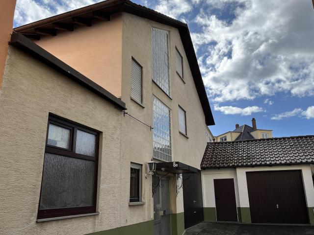 Zweifamilienhaus mit 2 Garagen + Lagergebäude in sehr gutem Zustand