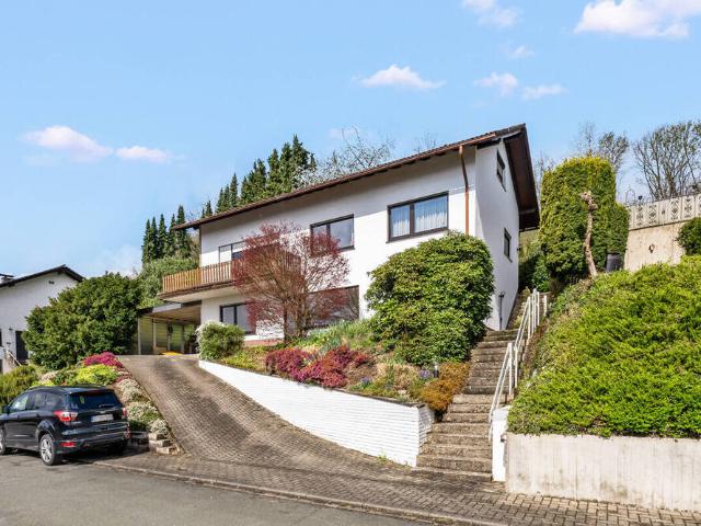 #KOMINOS IMMOBILIEN# Zweifamilienhaus mit Terasse, Balkon und Carport in Heggen