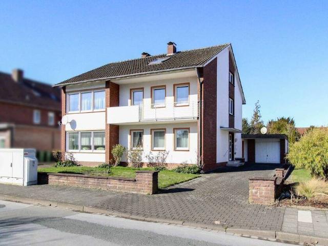 Zweifamilienhaus mit zwei Garagen und großem Garten in guter Lage von Rheda