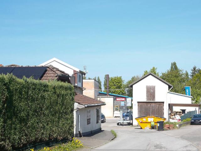 Zweifamilienhaus mit zusätzlichen Gewerbehallen