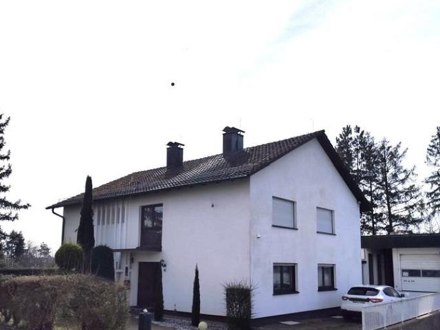 Zweifamilienhaus mit zusätzlicher Gewerbeeinheit im Nebengebäude