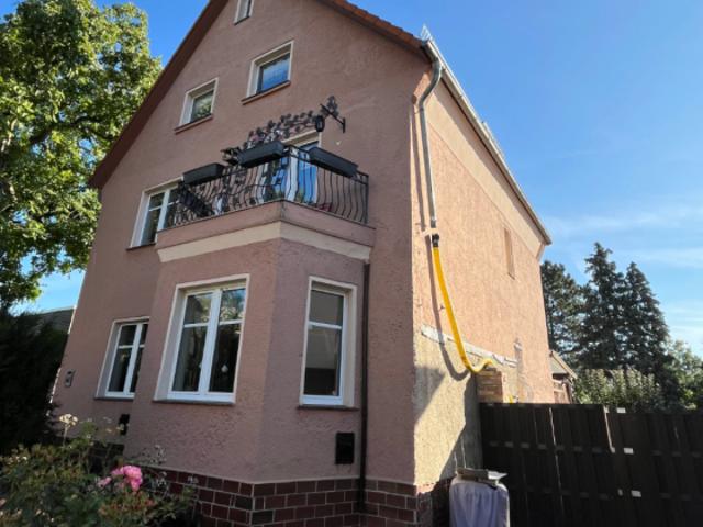 Zweifamilienhaus mit Balkon & Terrasse auf vorderem Grundstück in Biesdorf