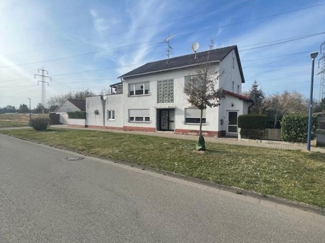ZWEIFAMILIENHAUS MIT DOPPELGARAGE AUF ÜBER 1000 QM GRUND!
