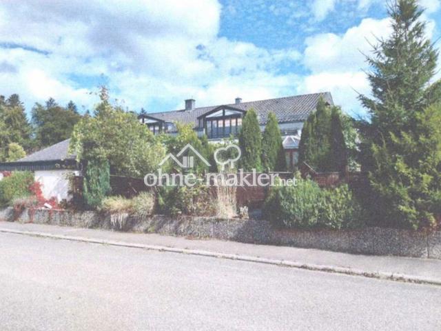 Zweifamilienhaus mit Einliegerwohnung und Garagen im Stock, Untergeschoss mit Schwimmad und Sauna