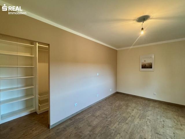 Zweifamilienhaus mit Garten und 3 PKW Stellplätzen in Bad Vöslau/Großau