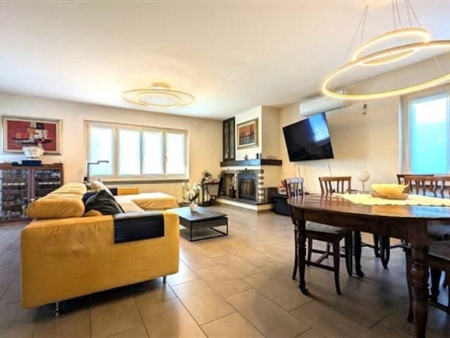 Zweifamilienhaus mit Garten von 800 m²