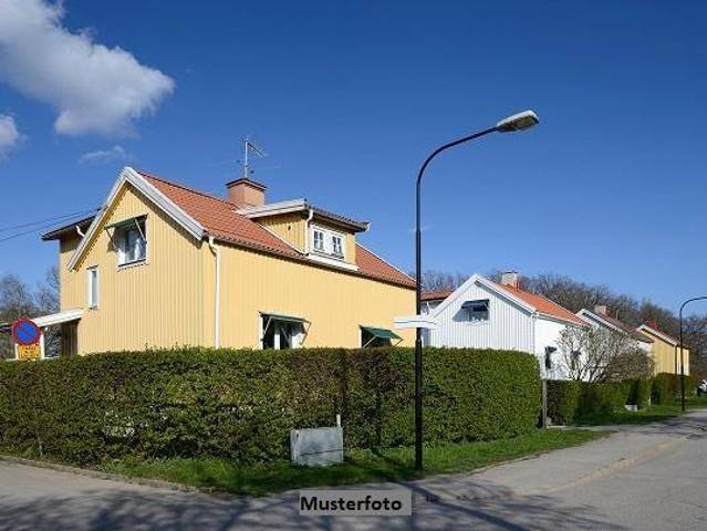 Zweifamilienhaus mit Garage, Wirtschaftsgebäude und Gartenhaus