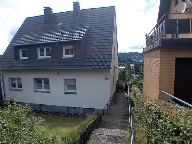 ZWEIFAMILIENHAUS MIT GARAGE UND GROSSE GARTEN