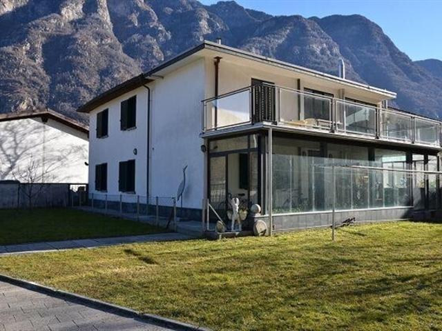 Zweifamilienhaus mit grossem Garten, Terrasse und grosser Garage, sonnig