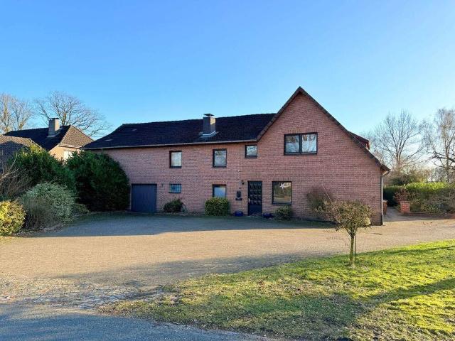 Zweifamilienhaus mit großem Grundstück und Entwicklungspotenzial