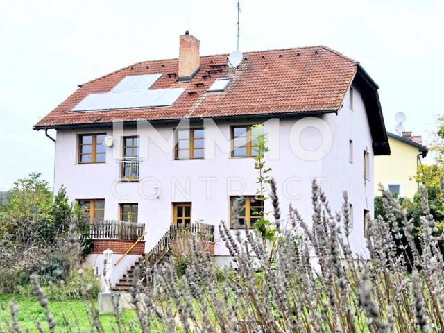 Großes Zweifamilienhaus, unterkellert auf teilbarem Grundstück und Entwicklungspotenzial in Ruhelage