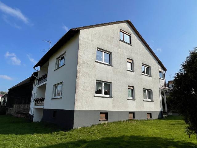 Zweifamilienhaus mit Nebengebäuden in Rosenthal Roda