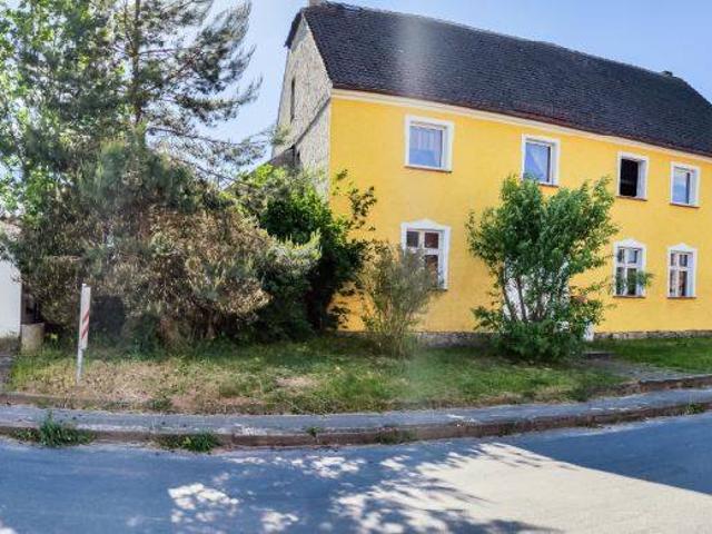 Zweifamilienhaus mit Nebengelass und großzügigem Grundstück