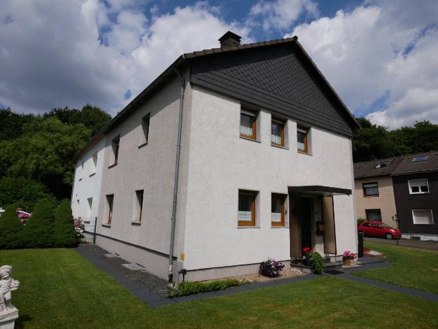 Zweifamilienhaus mit Potenzial: Großzügiger Garten und zwei Garagen ideal auch als Einfamilienhaus