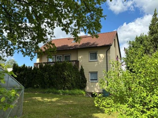 Zweifamilienhaus mit Potenzial – großzügiges Wohnen in Hof