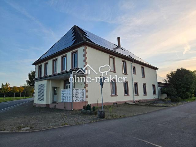 Zweifamilienhaus mit Scheune und großen Eigentumsgrundstück