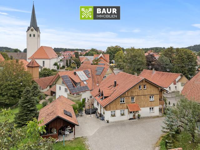 Zweifamilienhaus auf einzigartigem Grundstück am Dorfweiher in Ratzenried! Kein Denkmalschutz!